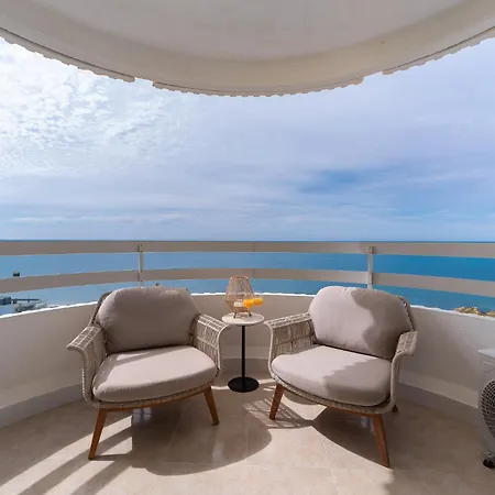 Lighthouse - Exclusive Sea View 180º, Pool, Parking شقة